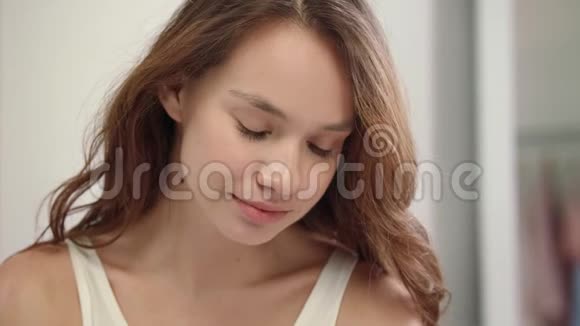 年轻女子头痛靠近女人的脸感觉头部疼痛视频的预览图