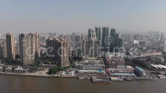 河岸上的一条河其中有一个河港广州视频的预览图
