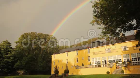 黄色的房子和彩虹视频的预览图