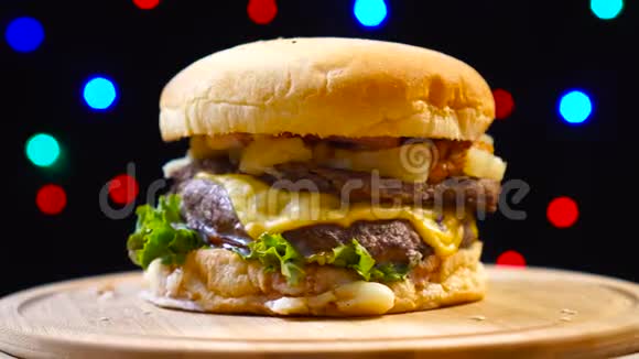 牛肉开胃汉堡在彩色模糊灯光下旋转视频的预览图