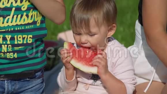 可爱的小女孩吃西瓜户外视频的预览图