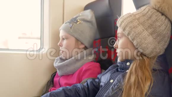 两个十几岁的女孩坐火车去看窗户视频的预览图