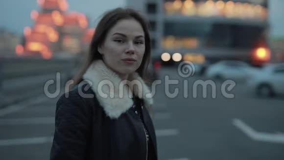 年轻女子走在夜城视频的预览图