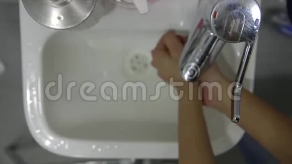 洗手洗手洗手池里用肥皂和水洗手视频的预览图