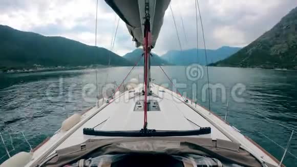 从一艘漂浮在高山水域的船上第一人称视角视频的预览图