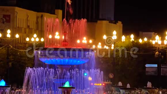 俄罗斯哈巴罗夫斯克主广场照明喷泉夜间列宁广场视频的预览图