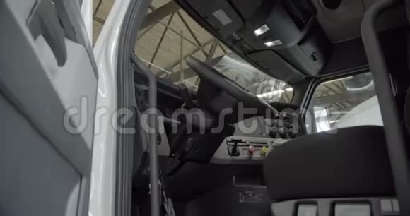 在卡车车厢里方向盘控制和带杠杆的小屋叉车视频的预览图