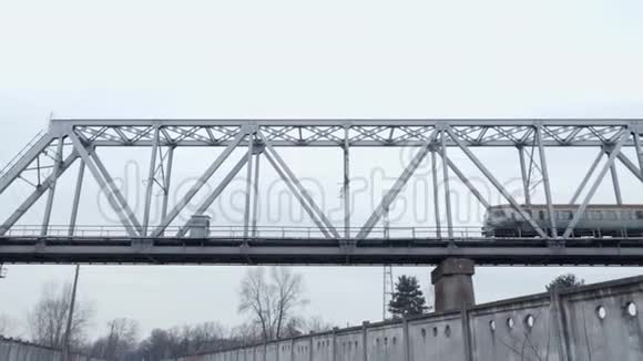 电客列车通过铁路大桥视频的预览图