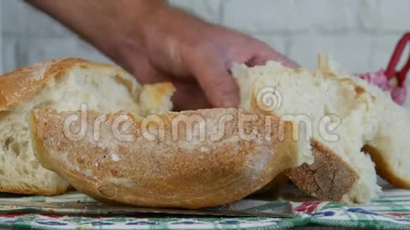近距离拍摄与男人在面包篮中安排新鲜面包视频的预览图