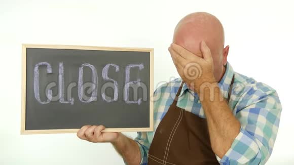 幻灭的人用写在黑板上的词来形容失望视频的预览图