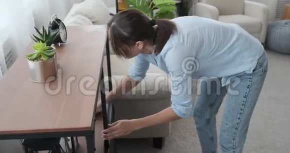 女人在家里用纸巾擦拭家具视频的预览图