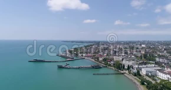 鸟瞰整个苏呼米市阿布哈兹城市码头船湾中央海滩视频的预览图