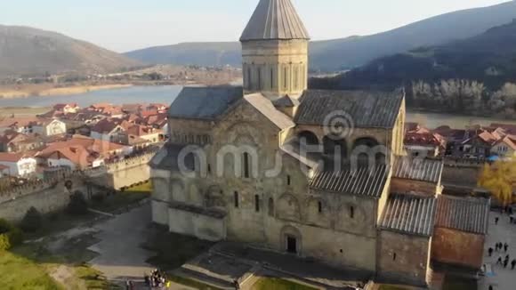 古教堂4K航天视频在格鲁吉亚边境姆茨基塔拉近距离飞行视频的预览图
