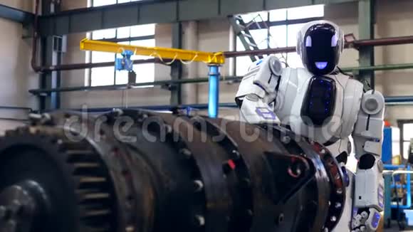 机器人在工厂里工作把金属细节拧成一团视频的预览图