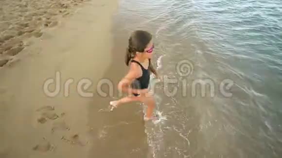 快乐的女孩享受大海视频的预览图