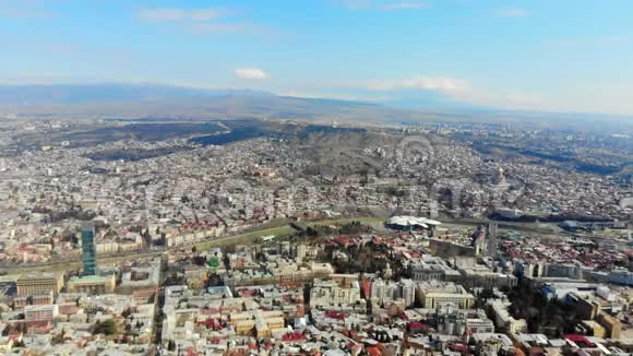 格鲁吉亚边界上有4K个古镇的空中录像第比利斯视频的预览图