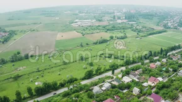 在美丽的乡村住宅区登陆视频的预览图