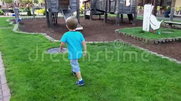 4k小男孩带着大木头儿童游乐场在公园跑步的视频视频的预览图