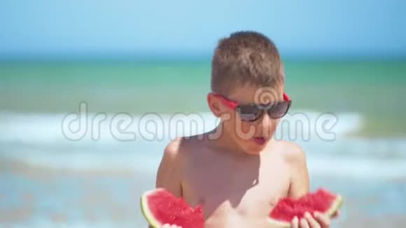 戴黑眼镜的男孩在海里吃西瓜视频的预览图