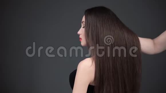 女人的直黑的头发光泽健康和美丽的头发视频的预览图