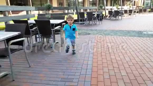 4k视频迷路的幼童在空荡荡的城市街道上奔跑视频的预览图