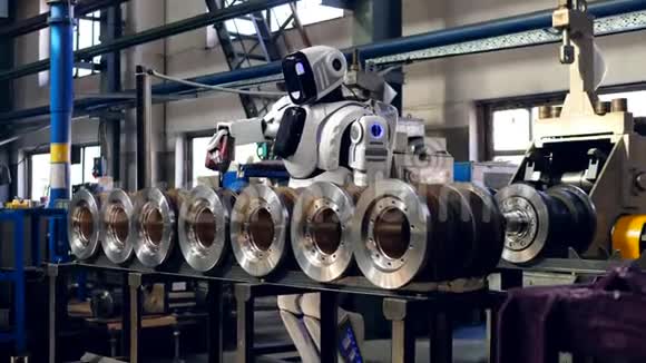 一个机器人在工厂工作时使用电动螺丝刀视频的预览图