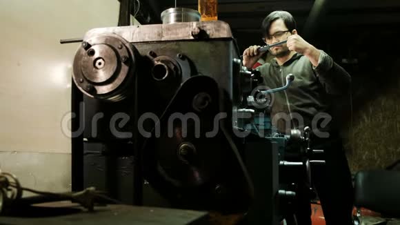 特纳正在金属建筑厂的一台车床上工作金属工业用卡尺测量视频的预览图