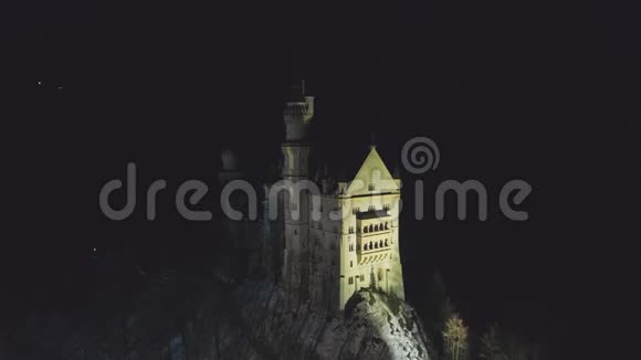 冬夜的纽什旺斯坦城堡巴伐利亚阿尔卑斯山德国鸟瞰图视频的预览图