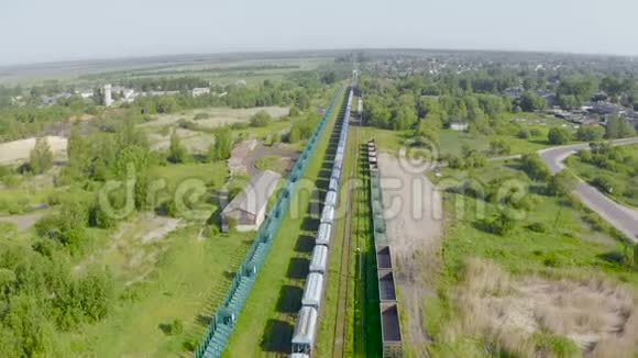 带货运列车的小型农村火车站的鸟瞰图视频的预览图