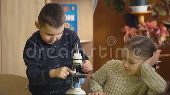 从显微镜里看的男孩视频的预览图
