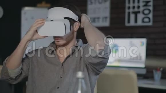 游戏设计师戴着虚拟现实耳机在办公室工作视频的预览图