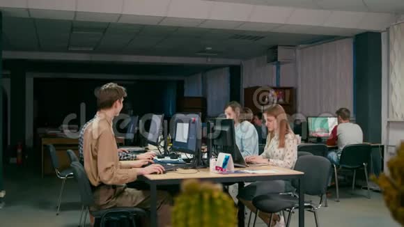 设计师们的团队合作正在他们的办公室里的电脑上工作视频的预览图