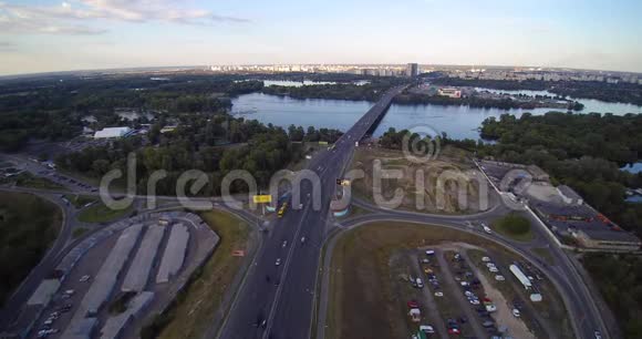 基辅乌克兰Dnipro河上城区停车场道路交汇处鸟瞰图视频的预览图