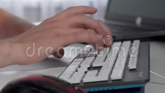 男性手在电脑键盘上打字视频的预览图
