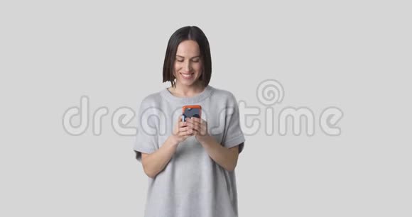 白色背景手机上的女性短信视频的预览图