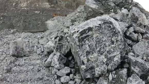 温石棉的矿床露天开采视频的预览图