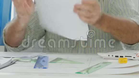 商务人员把绘图工具和文件放在桌子上视频的预览图