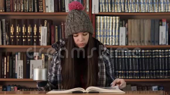 成年女孩在咖啡馆看书喝茶视频的预览图