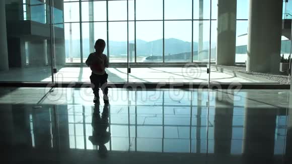 小宝宝站在机场慢悠悠地看着飞机视频的预览图