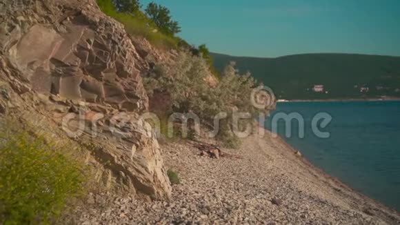 美丽的海景主要集中在海岸石岩上视频的预览图