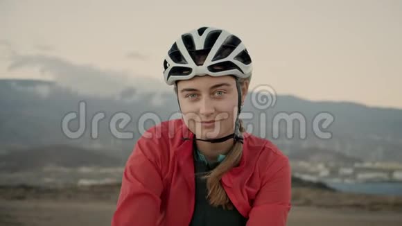 年轻的女自行车手笑了笑视频的预览图