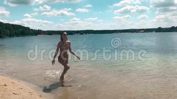 快乐的少女在海里奔跑视频的预览图