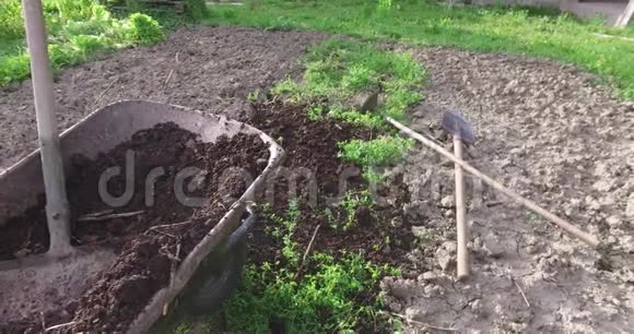 从花园中的堆肥室拆除以进行自然土壤改良和准备土地种植视频的预览图