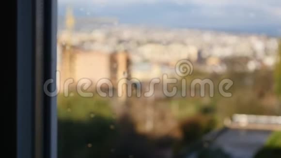 从窗口到城市的景色视频的预览图