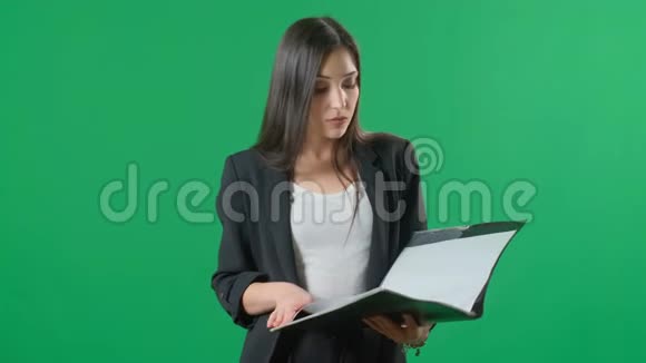 年轻快乐女商人的肖像与黑色文件夹隔离与绿色屏幕背景商业成功视频的预览图