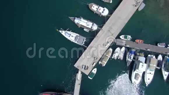 希腊哈尔基迪基码头游艇的鸟瞰图无人驾驶飞机垂直向上移动视频的预览图