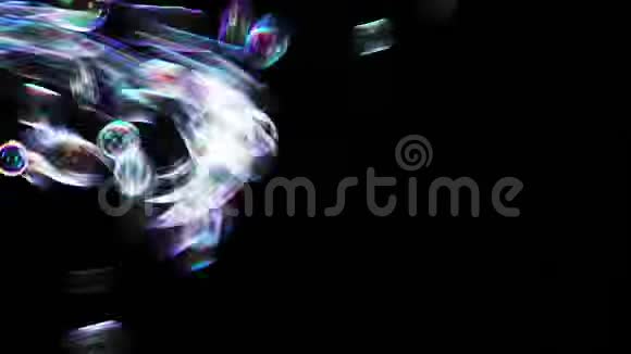 无数的气泡被吹在黑暗的背景下视频的预览图