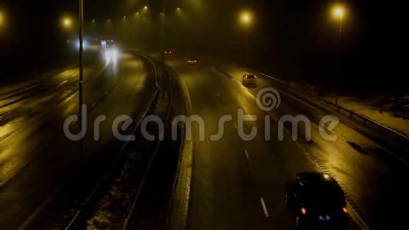 雾蒙蒙的夜晚高速公路上的汽车视频的预览图