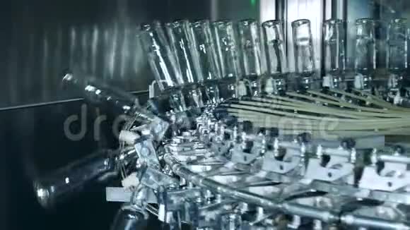 玻璃瓶是由一个工厂机构降下来的视频的预览图