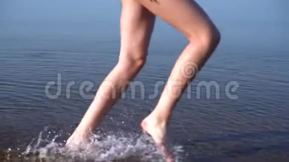 一个年轻女子在海里奔跑的腿视频的预览图